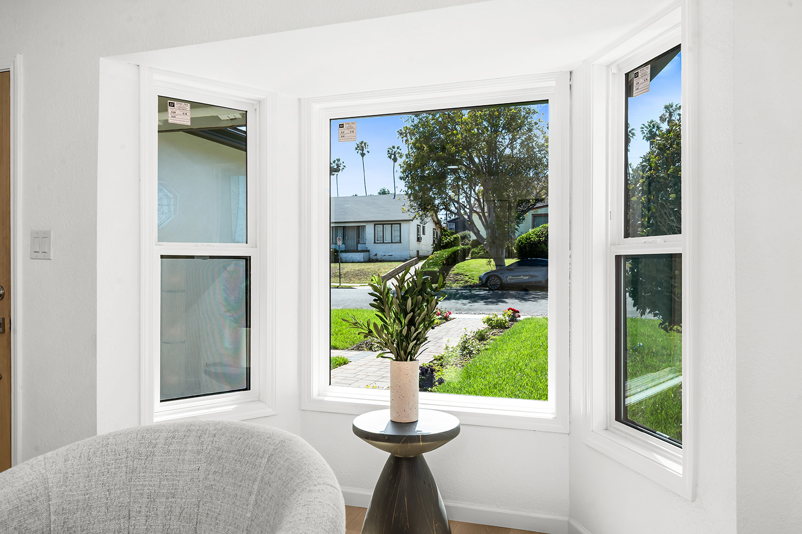 Bay window with original octagonal stained glass